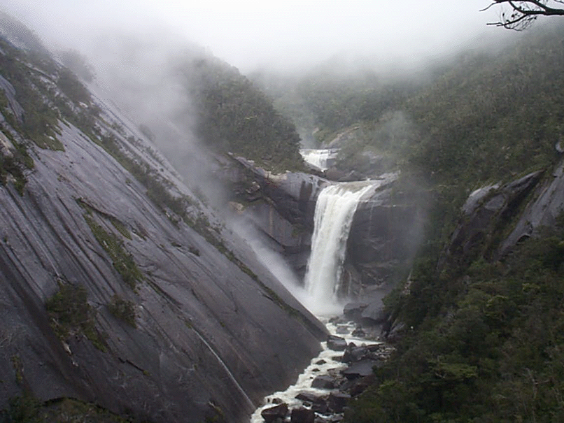 今月の写真：屋久島千尋の滝（せんぴろのたき）